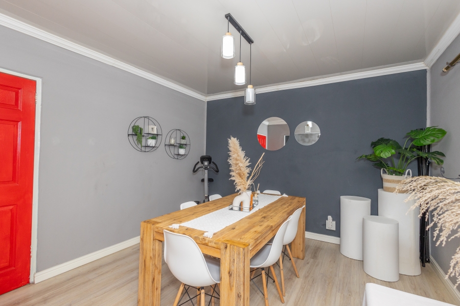 2 Bedroom Property for Sale in Uitsig Western Cape